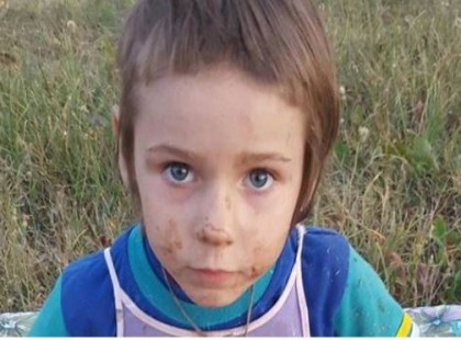 A 4 éves kislány részeg szülei elől menekülve órákig gyalogol az autóút mellett: a sötétben találkozik egy férfival, aki…