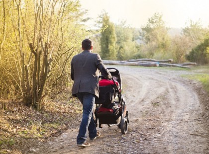 A babakocsis férfi azt hiszi, hogy senki sem figyeli. A róla készült fotó azonban felfedi a szörnyű igazságot