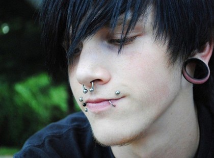 Fájdalommal közlöm, meghalt a keresztfiam, a 29 éves Béla..Az orvosok drogosnak hitték, nem foglalkoztak vele, belehalt..