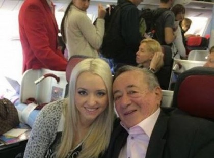 Feleségül ment a milliárdoshoz a 22 éves szőke lány..A hetven éves papa halálakor jött a hideg zuhany, a vagyont ugyanis…