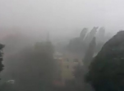 Durván elszabadult a pokol Magyarországon! ÉLETVESZÉLYES idő tart felénk! Ideért!Megjött! Elérte Magyarországot a gigavihar jégesővel :RIASZTÁS! Durva 90 km/h feletti károkozó SZÉLLEL ÉS JÉGGEL KÖZELEG a vihar!! ÓRÁRÓL ÓRÁRA MUTATJUK HOL CSAP LE A VIHAR >>>