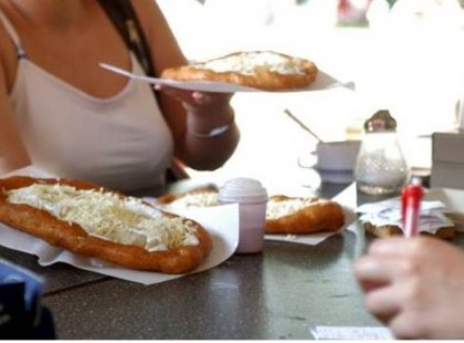 Hosszú volt a sor a lángososnál a strandon, ideges lettem: mikor megláttam a kiírást, nagyon elszégyelltem magam