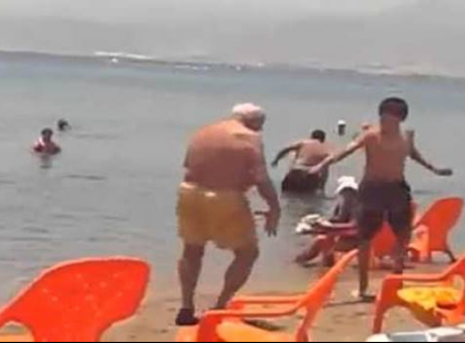 Szakadunk a röhögéstől! A ficsúr kigúnyolja a nyugdíjas bácsit a balatoni strandon! Az öreg frappáns riposztján fél órája nevetünk: