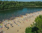 Itt van a a titkos magyar beach, amiről csak a helyiek tudnak pedig reklámozni kéne : homokos “tengerpart” Magyarországon! Strandolás, vizisportok, tökéletes üdülőhely gyerekeknek és felnőtteknek!