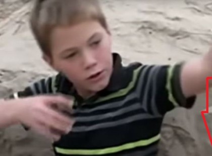 A 11 éves kisfiú önfeledten játszik a homokban, amikor azt érzi, egy kéz nyúl felé a mélyből…