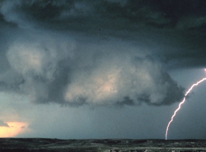 FIGYELEM!PERCEINK VANNAK HÁTRA: BRUTÁLIS FELHŐSZAKADÁS ÉRKEZIK 90 km/h SZÉLVIHARRAL! ,: 14 megyére riasztás jött – Aki itt él, zárjon be mindent, hatalmas vihar érkezik, mutatjuk mikor!