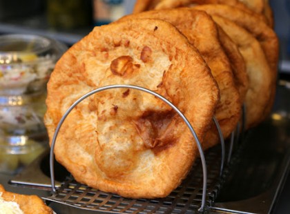 Mi folyik itt?! 2000 a sima lángos, 4900 a burger, ha tejfölt is kérsz plusz egy ezres...