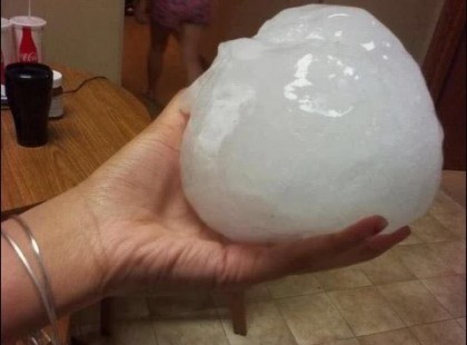 Brutális vihar tombolt, és labda méretű jégeső verte össze a környéket!! :O