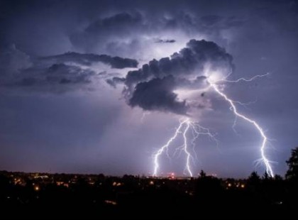 Órákon belül hatalmas égzengéssel, villámlással, viharos erejű széllel, jégesővel csap le ránk a vihar! Ez a 4 megye kerüli csak el!