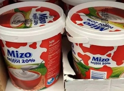 Leszaladtam a boltba, mert tejfölös tésztát akartunk ebédelni. Mikor megláttam az árát, vissza tettem a polcra és inkább üres tésztát ettünk...