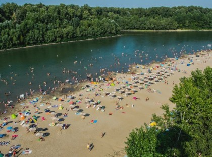 Itt van a a titkos magyar beach, amiről csak a helyiek tudnak pedig reklámozni kéne : homokos “tengerpart” Magyarországon! Strandolás, vizisportok, tökéletes üdülőhely gyerekeknek és felnőtteknek!