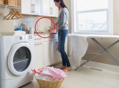 Használt mosógépet vett a kisgyerekes anyuka utolsó fillérjéből. Amikor otthon belenézett, majdnem elájult
