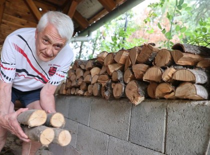 Egy nyugdíjas üzent: Nem kell használni a luxus gázt, hasítsák a fát, és azzal fűtsenek, ne panaszkodjanak!
