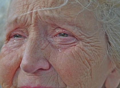 Sírva kapcsolta ki a bojlert, és a mélyhűtőt a dédimamám.. Nem futja a nyugdíja a rezsit, ezért hideg vízbe fog mosakodni, és...