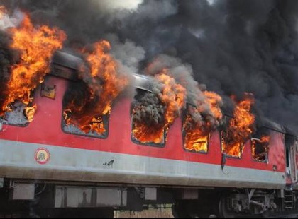 Borzalom!Karcagon kigyulladt egy Intercity mozdonya, utasok ültek rajta!