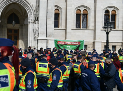 Betelt a pohár a rendőröknél is: több százan vesznek részt a szombati tüntetésen!A rendőrök sokáig tűrték a megalázó munkakörülményeket, most viszont már tarthatatlannak érzik a helyzetet.