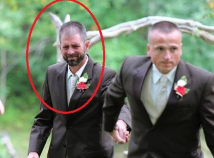 Az örömapa az oltár felé vezeti a lányát, amikor hirtelen elkapja egy másik férfi kezét. A násznépből többen elsírják magukat