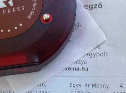 Pár napja Ördög Nóráék büféjében ettem Balatonakarattyán., 1 darab jégkockáért 200 forintot számoltak fel, ám a hidegzuhany csak ezután jött!SZÉP volt Nóri!