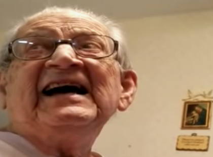 Kőkeményen neki ment egy idős bácsi az Orbánt támadó embereknek: 