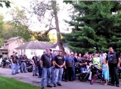 Ez a kislány több mint 1 éve rettegésben él: egy napon egy rakás ismeretlent lát gyülekezni az otthona előtt