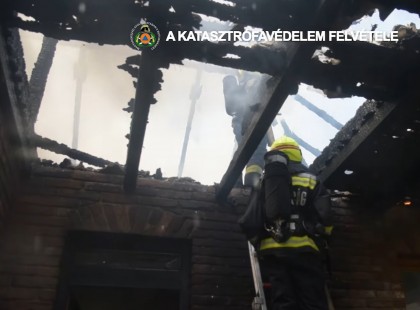 Kigyulladt a napelem percek alatt porig égett a családiház Gyálon!