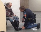 A 83 éves hajléktalan bácsi megtagadja, hogy elhagyja a bolt területét – a rendőr úgy dönt, hogy cselekszik, amikor megtudja az okát