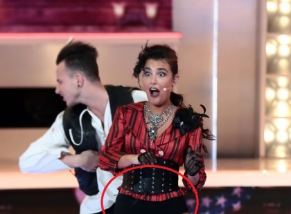 Hatalmasat villantott Tóth Andi: élő adásban esett le róla a szoknya – fotók, videó