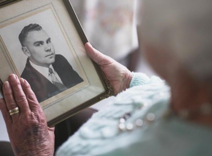 A nő minden egyes nap az elhunyt férje fényképét nézegette. 7 év után egy rejtett üzenetet vett észre a kép hátulján