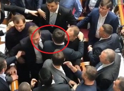 Durván elszabadult a pokol a parlamentben -Orbánnak nekimentek - Jakab Péter nekiesett Orbánnak :