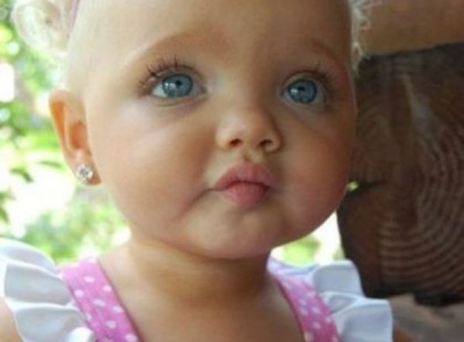 Felnőtt a kislány, akiből édesanyja 2 évesen modellt faragott! Így néz ki most…