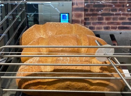 Eközben a haldokló és meghalni készülő Németországban 680 forint a kilós kenyér ára, az 1,2 milliós átlagfizetés mellé..