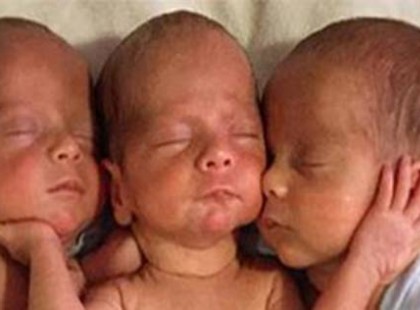 Hármasikreket hoz a világra. Amikor az orvos ránéz a kicsik arcára, teljesen ledermed