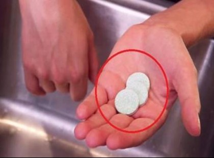 A keresztanyám tucatjával vásárolja a műfogsor tisztító tablettát. Elárulta, mire használja: