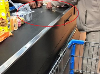 Az idős úr elővett egy zacskó aprót a pénztárnál. Hogy ott mit kapott, azt sosem felejti el