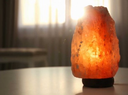 Jól mutat a lakásban és kiirtja a penészt. A sólámpa még sok-sok mást is tesz értünk: