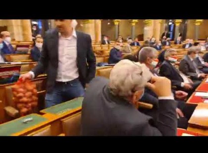 Durván elszabadult a pokol a parlamenteben ! 1 PERCE ÉRKEZETT! Jakab Péter durván nekiesett Orbán Viktornak!„aljas és pofátlan vagy” és „hazudtál”