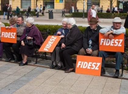 A képen látható emberek már bánják, hogy áprilisban még Orbánnak kampányoltak?Sok nyugdíjas már nagyon bánja hogy hova tette a voksát!