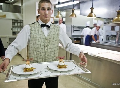 Ezen 1 órája röhögünk és egyszerűen nem tudjuk abbahagyni! Füreden voltunk és a mellettünk lévő asztalnál a pasi olyat kérdezett a pincértől, hogy EL SEM hiszem ha nem a saját fülemmel hallom….