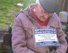 Egy idős bácsi ült lehajtott fejjel Eger belvárosában, szívszorító üzenet lógott a nyakában