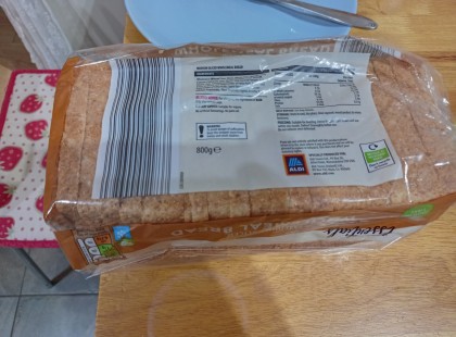 Angliában ma ez a 80 dekás kenyér 36 pennybe került.. 165 forint. Jó reggelt magyarok...