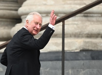 1 perce jelentették be ! Az új király hivatalosan III. Károly király !