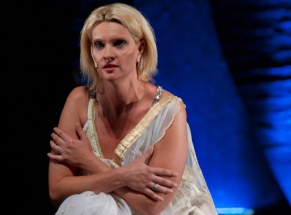 Azonnal félbeszakadt az előadás! A színpadon fakadt sírva Janza Kata!