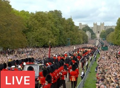 Élő videó! II. Erzsébet királynő temetése: Károly király elsírta magát az édesanyja koporsójánál – szívszaggató fotók