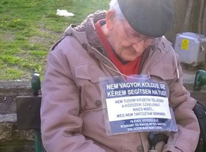Egy idős bácsi ült lehajtott fejjel Eger belvárosában, szívszorító üzenet lógott a nyakában