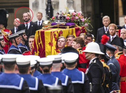 Egy rejtélyes férfi tűnt fel II. Erzsébet királynő temetésének a végén, majd EZT tette. Amikor megtudod ki ő, könnyezni fogsz