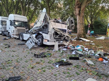 Magára robbantotta a kamiont, mert főzött a fülkében.Brutális fotók