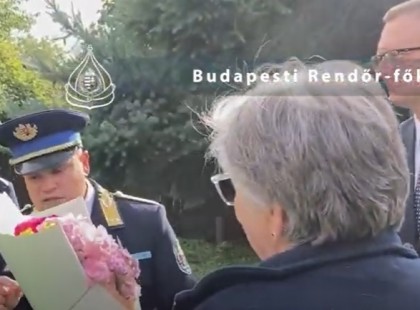 Virággal kért bocsánatot a Rendőrség attól a nagymamától, aki a fuldokló unokájával állt meg a leállósávban az M7-esen, ezért megbüntették