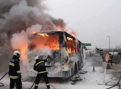 Kigyulladt egy távolsági busz az autópályán!Rohantak a tűzoltók!