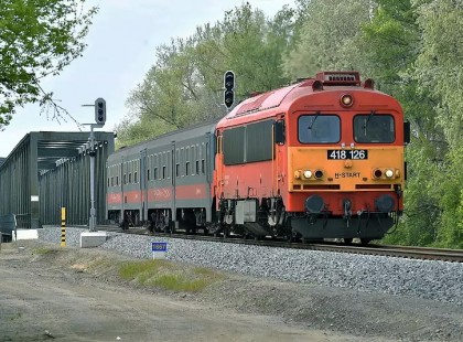 Addig piszkálták a 11 éves Szabolcs megyei kislányt az iskolában, hogy vonat elé ugrott..Élet halál között lebeg jelenleg is..