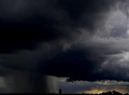 Itt a világvége! Pokoli Ítéletidő csapott le MAGYARORSZÁGRA: ÖZÖNVÍZSZERŰ ESŐ, extrém IDŐJÁRÁS, JÉGESŐ, KÁROKOZÓ SZÉL JÖN! EZEKRE A MEGYÉKRE KIADTÁK A RIASZTÁST >>>>